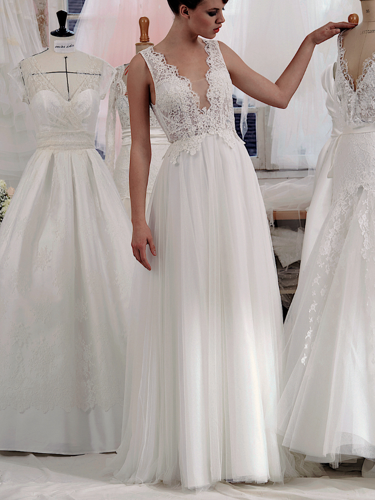 AVELINE robe de mariée fluide avec jupe en tulle, buste en dentelle et grand dos nu, by Atelier Emélia.