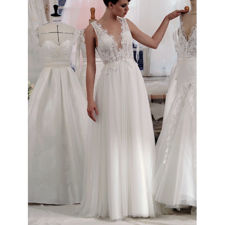 AVELINE robe de mariée fluide avec jupe en tulle, buste en dentelle et grand dos nu, by Atelier Emélia.